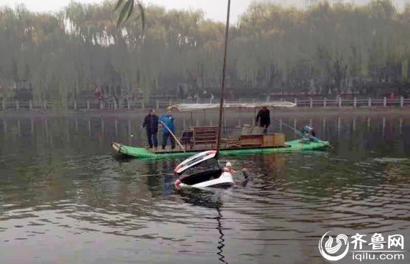 Ten winter swimmers salvage a car from river in Shandong