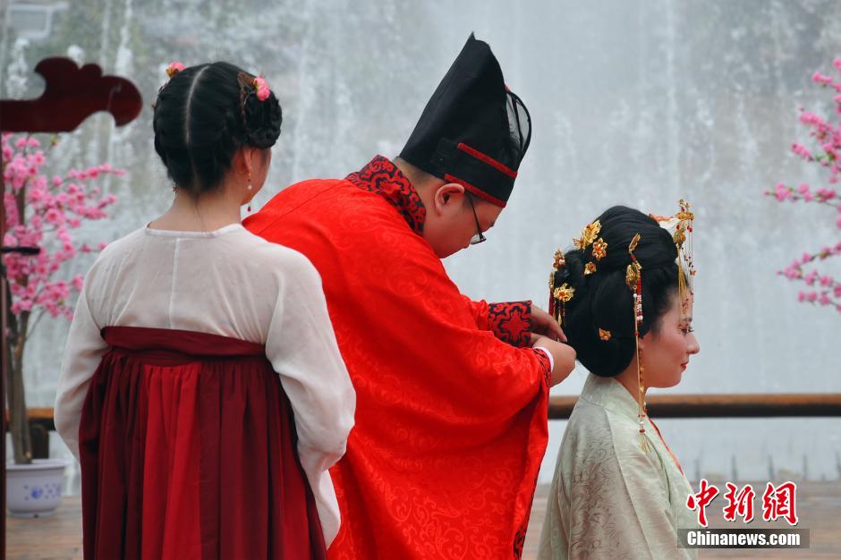 Couple has Han-style wedding ceremony in Hubei