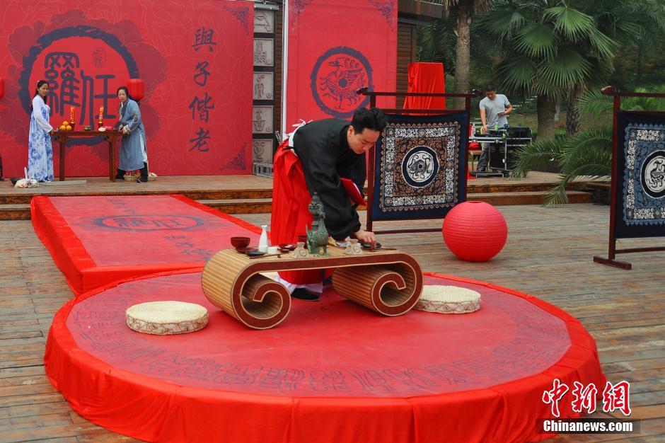 Couple has Han-style wedding ceremony in Hubei