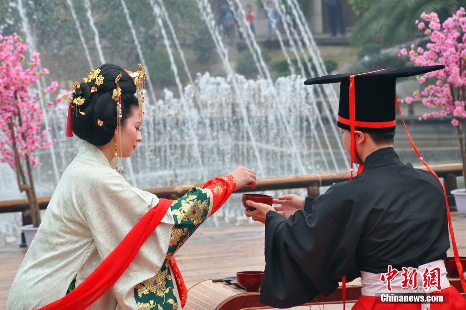 Couple has Han-style wedding ceremony in Hubei