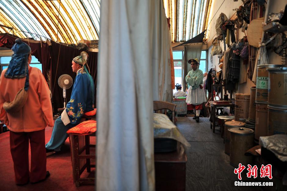 Dian Opera troupe performs in vegetable market in Kunming