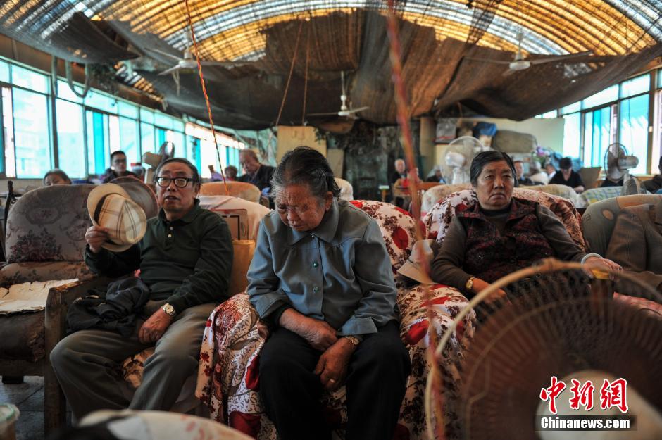 Dian Opera troupe performs in vegetable market in Kunming