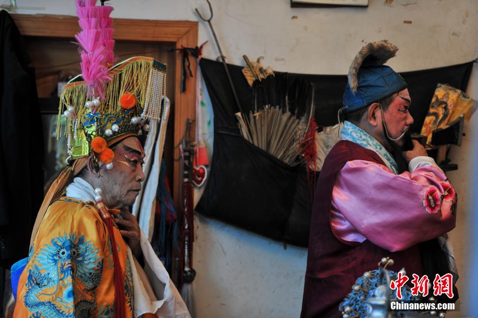 Dian Opera troupe performs in vegetable market in Kunming