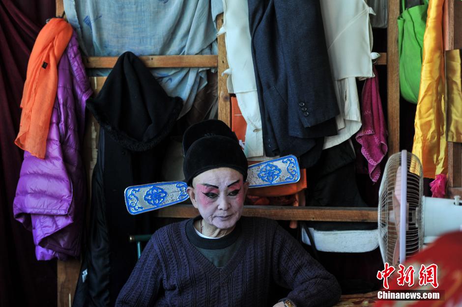 Dian Opera troupe performs in vegetable market in Kunming