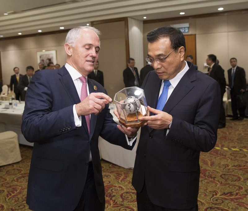 Premier Li Keqiang Exchanges Gifts with Australian PM