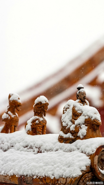 Snow scenery in the Forbidden City: a travel through thousand years