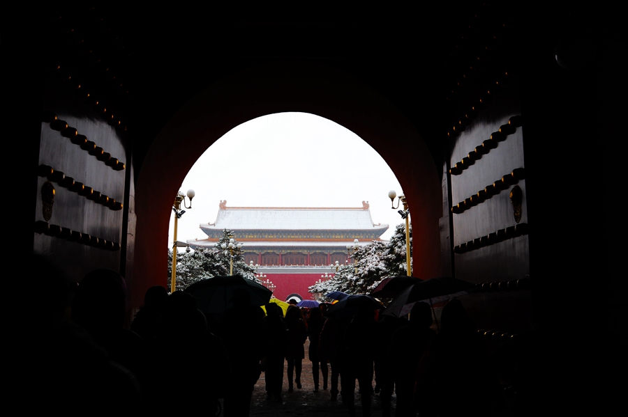 Snow scenery in the Forbidden City: a travel through thousand years