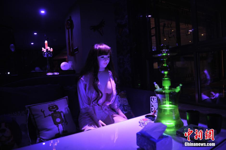 Lingerie-themed bar opens in Chongqing