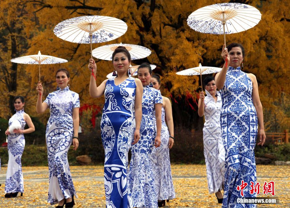 Senior models give cheongsam show under thousand-year-old gingko tree