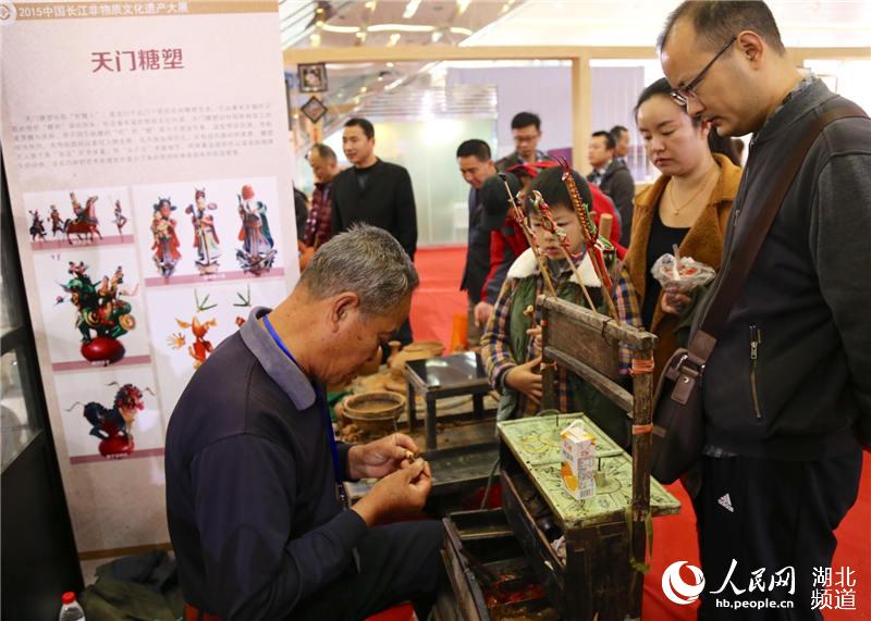 Intangible cultural heritage exhibition along Yangtze River opens in Hubei