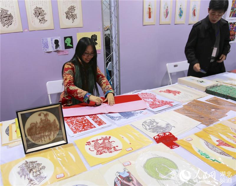 Intangible cultural heritage exhibition along Yangtze River opens in Hubei