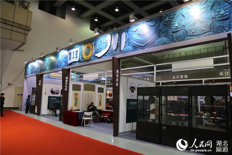 Intangible cultural heritage exhibition along Yangtze River opens in Hubei