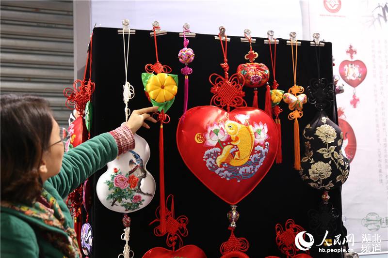 Intangible cultural heritage exhibition along Yangtze River opens in Hubei