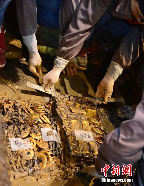 More rare gold relics found in 2000-yr-old tomb