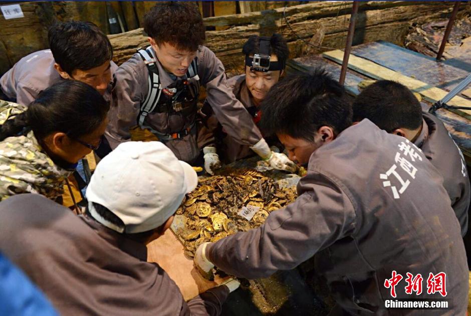 More rare gold relics found in 2000-yr-old tomb