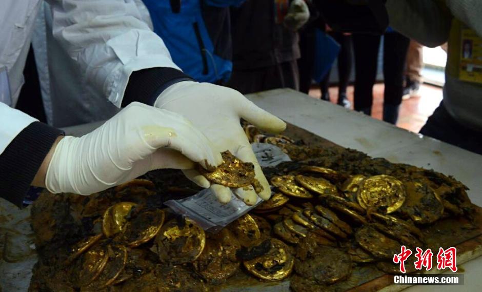 More rare gold relics found in 2000-yr-old tomb