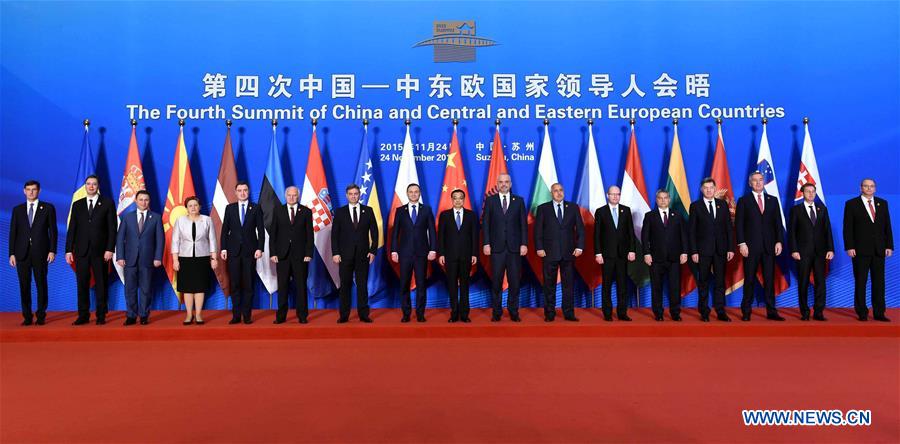 Chinese premier, CEE leaders pose for group photo before 4th China-CEE Summit