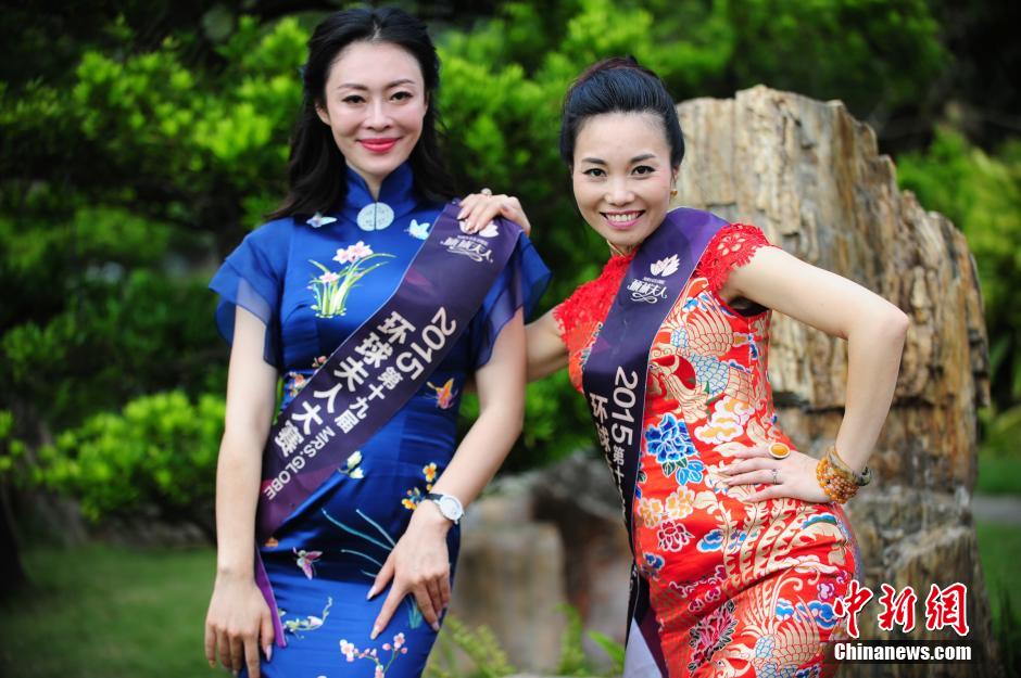 Contestants of Mrs. Globe pose for photo in Shenzhen