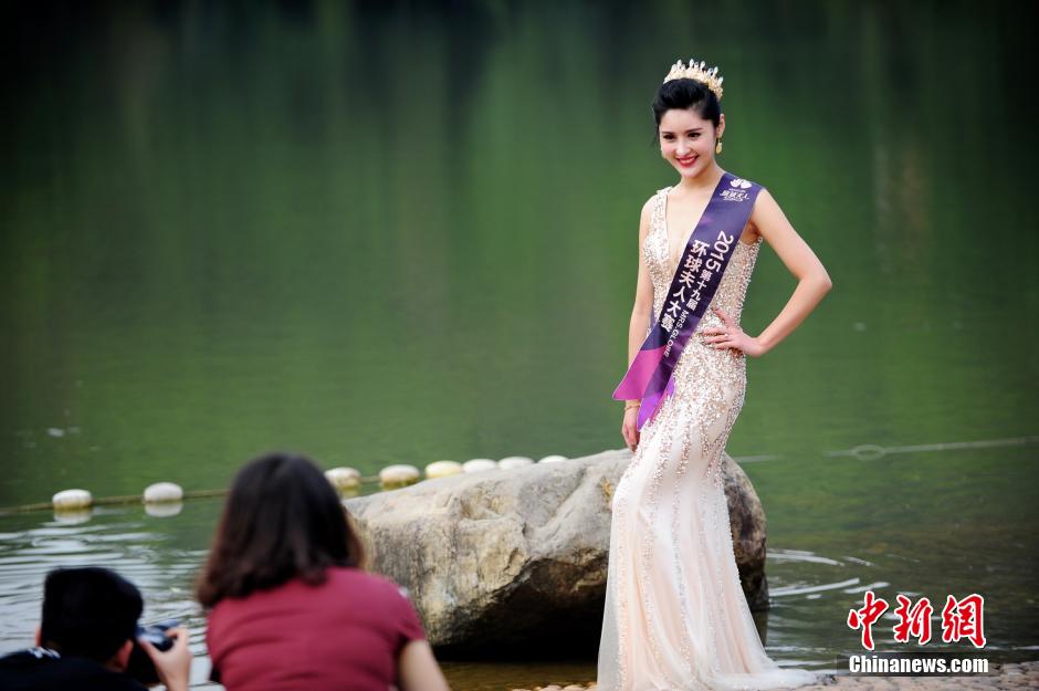 Contestants of Mrs. Globe pose for photo in Shenzhen