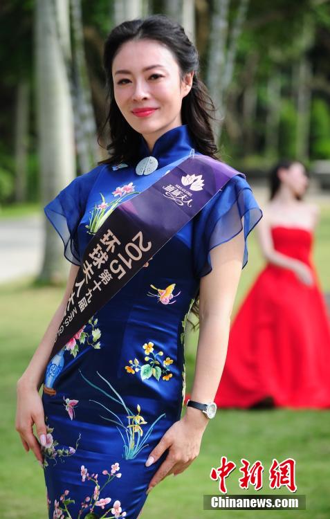 Contestants of Mrs. Globe pose for photo in Shenzhen