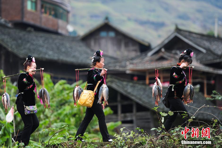 Married women of Miao ethnic group return home for New Year