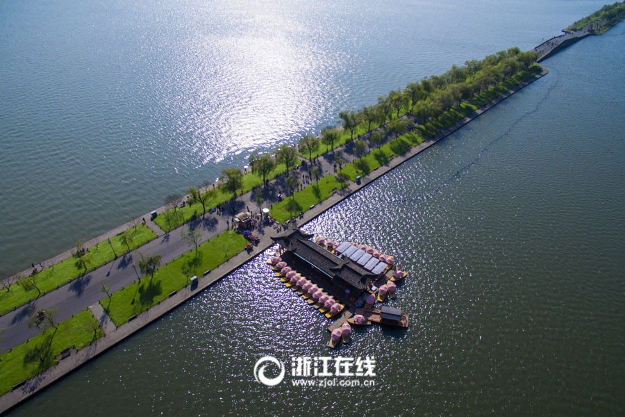 Intoxicating aerial photos of the West Lake 
