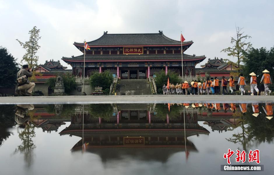 Monks, believers walk 180 km to arrive at Mount Emei