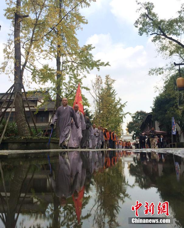 Monks, believers walk 180 km to arrive at Mount Emei