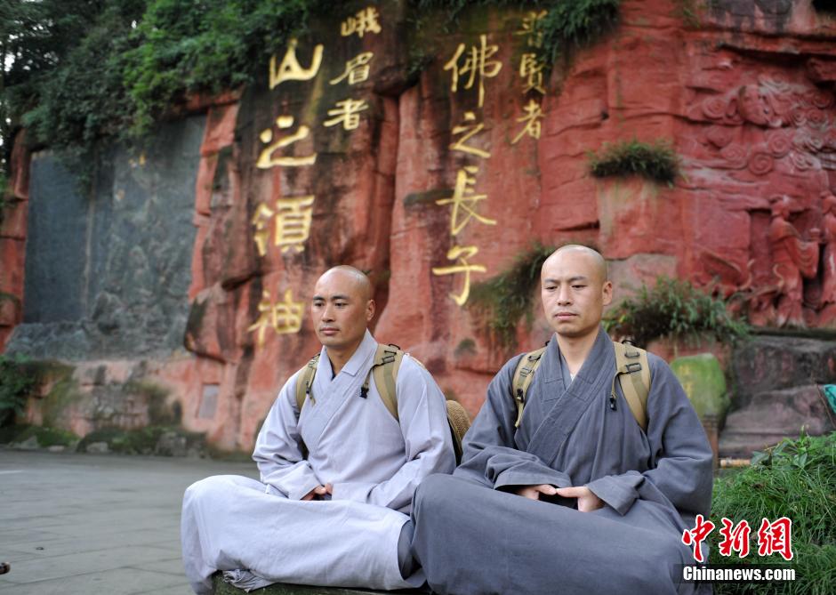 Monks, believers walk 180 km to arrive at Mount Emei