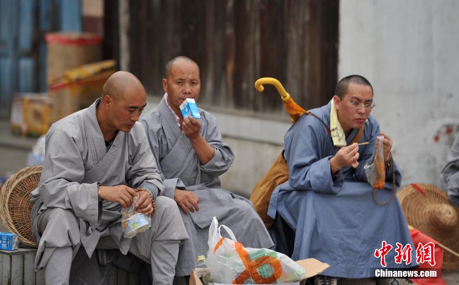 Monks, believers walk 180 km to arrive at Mount Emei