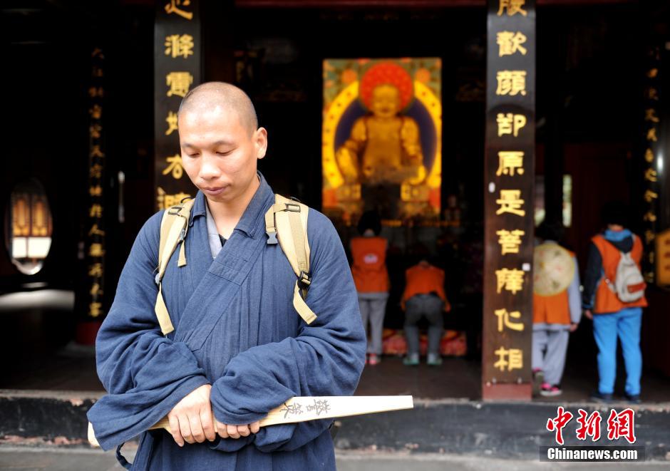 Monks, believers walk 180 km to arrive at Mount Emei