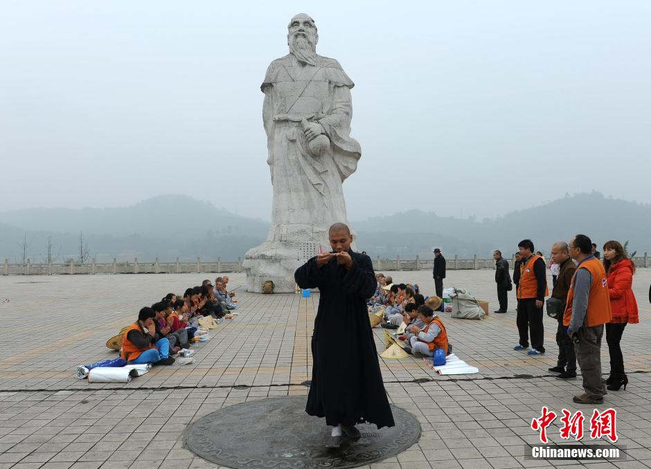 Monks, believers walk 180 km to arrive at Mount Emei