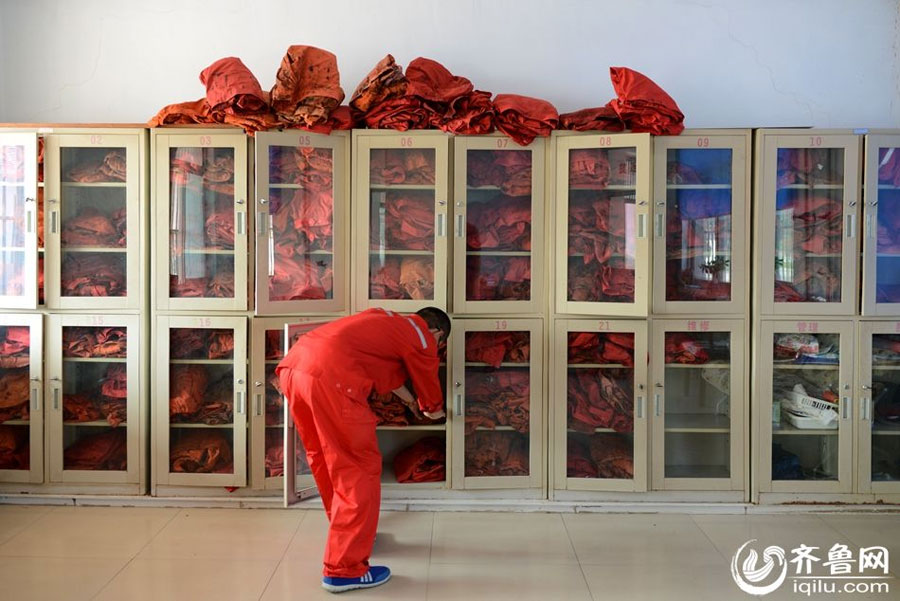 A talent of olive kernel carving in Shengli Oil Field
