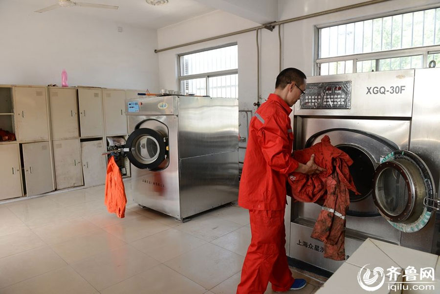 A talent of olive kernel carving in Shengli Oil Field
