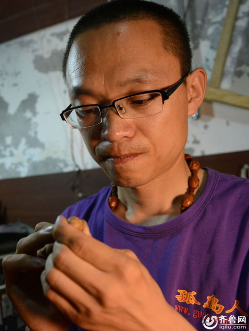 A talent of olive kernel carving in Shengli Oil Field
