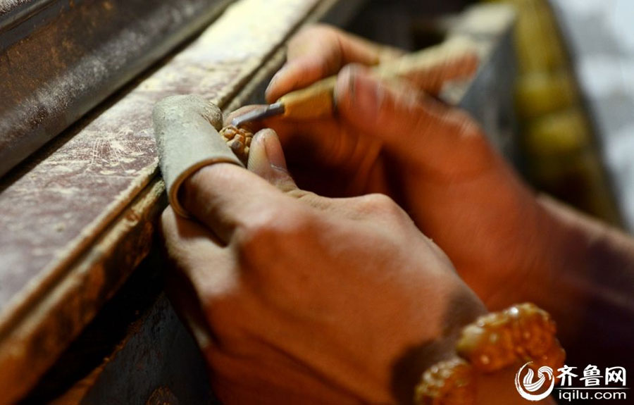 A talent of olive kernel carving in Shengli Oil Field
