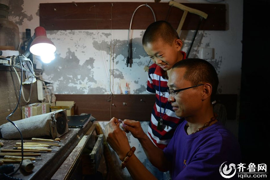 A talent of olive kernel carving in Shengli Oil Field
