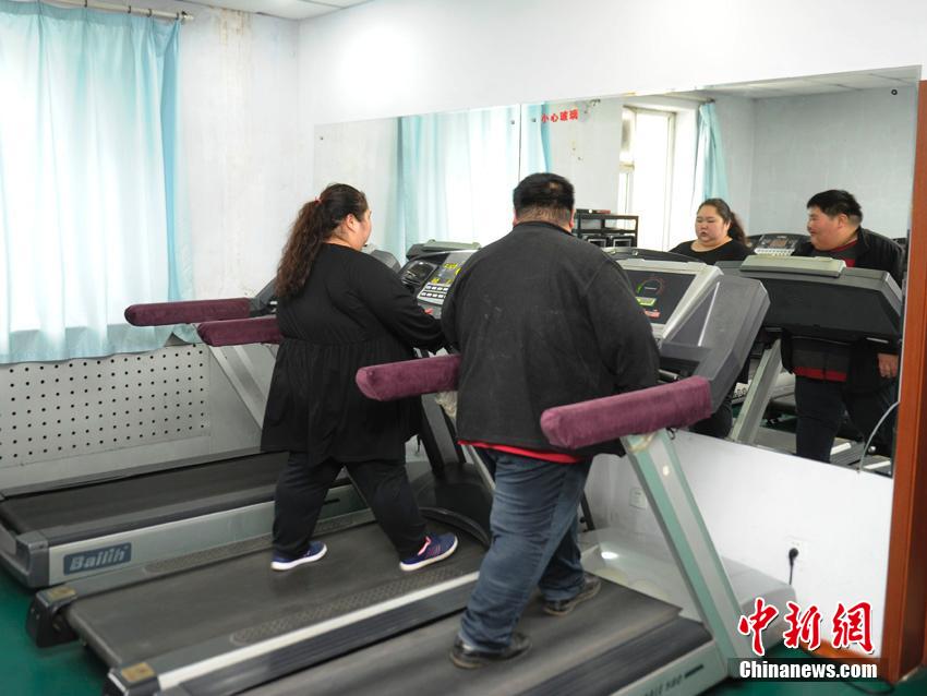 Sichuan overweight couple strives to lose weight to be parents