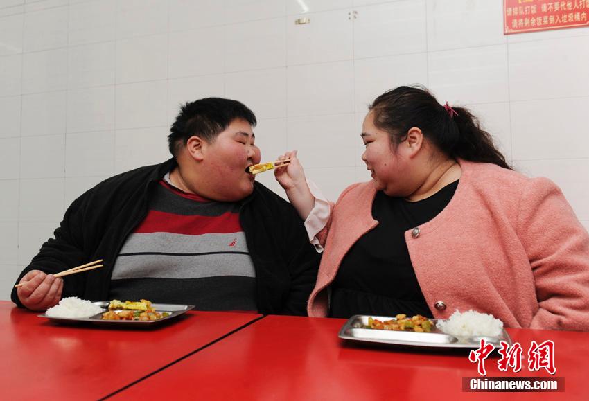 Sichuan overweight couple strives to lose weight to be parents