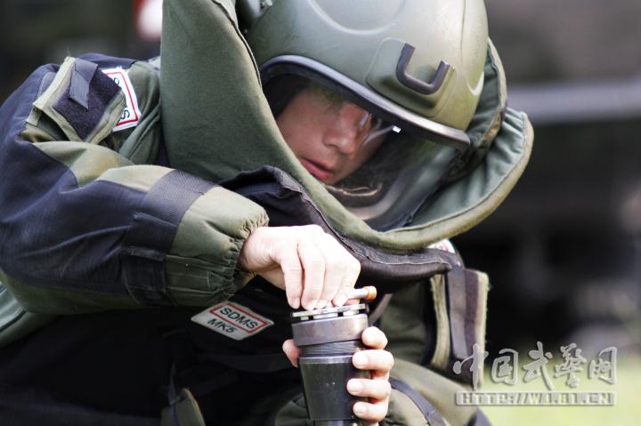 Stunning photos of EOD specialist in training