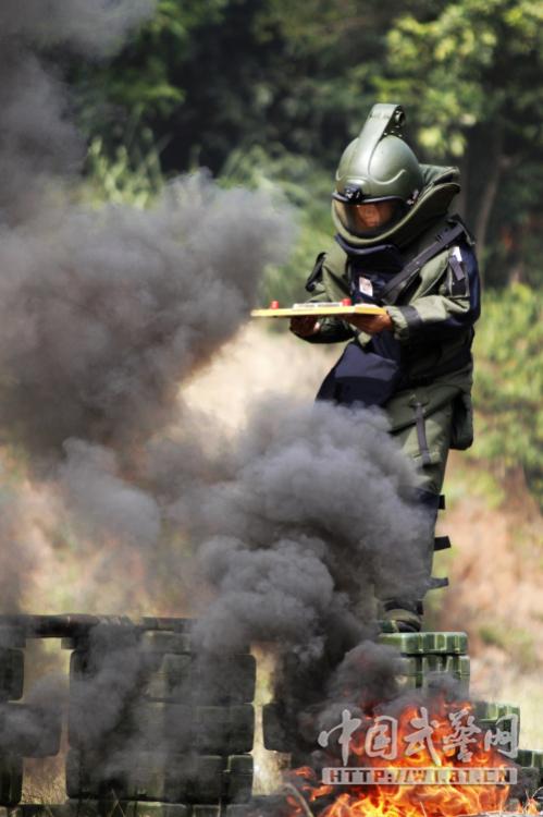 Stunning photos of EOD specialist in training