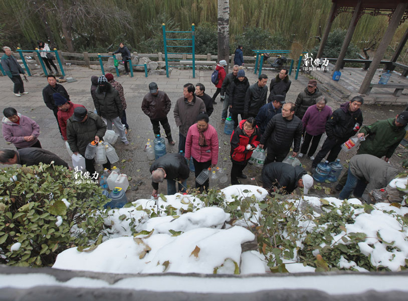 People enjoy the 'spring water life' in winter of Jinan 
