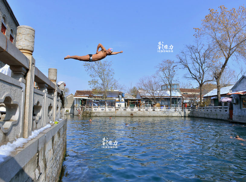 People enjoy the 'spring water life' in winter of Jinan 
