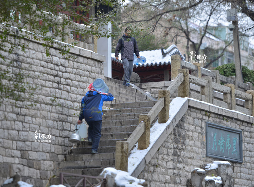 People enjoy the 'spring water life' in winter of Jinan 
