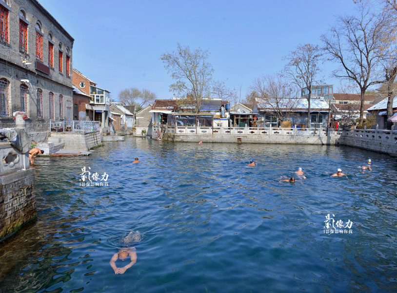 People enjoy the 'spring water life' in winter of Jinan 
