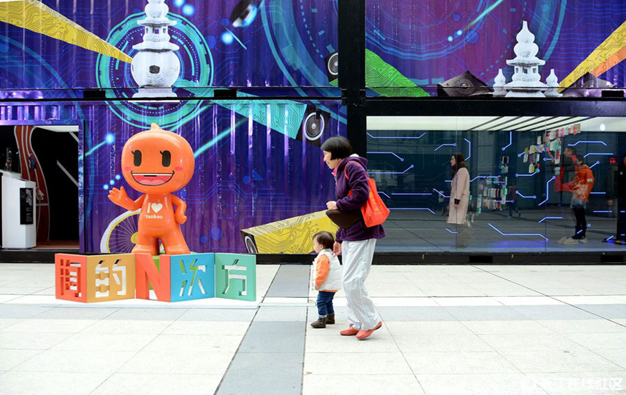 Market made of shipping containers appear in Hangzhou
