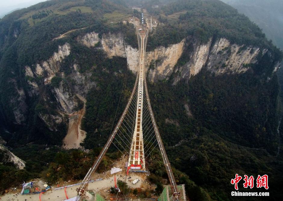 World's longest glass bridge comes to its closure