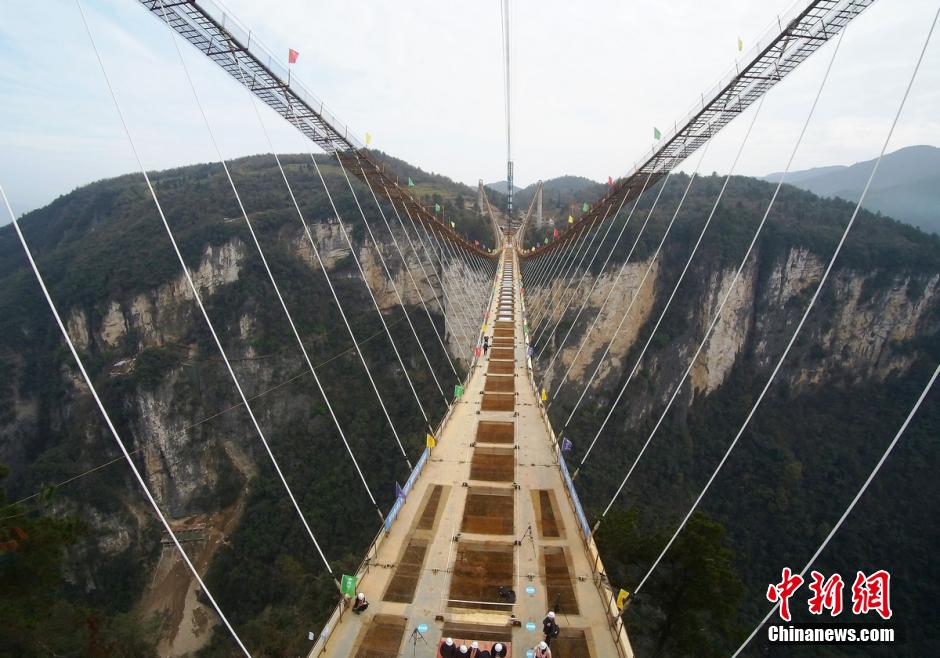 World's longest glass bridge comes to its closure