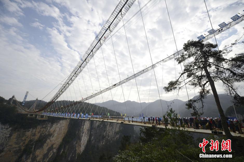 World's longest glass bridge comes to its closure