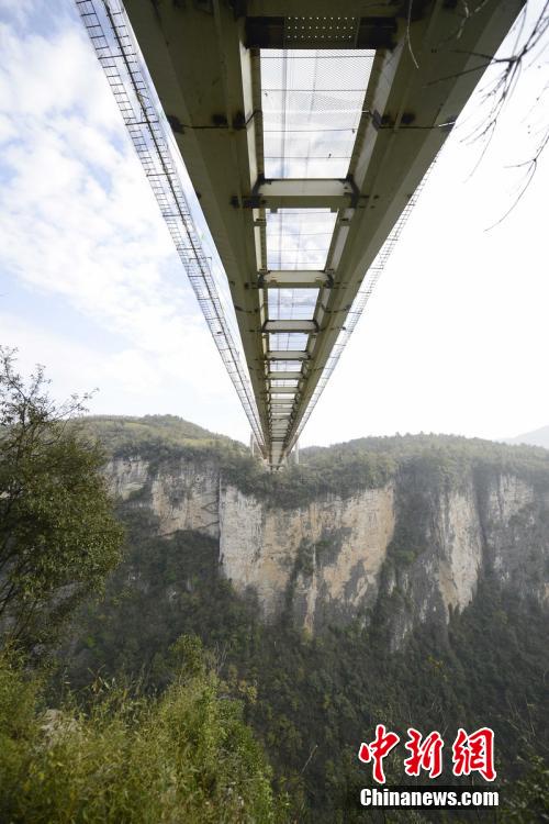 World's longest glass bridge comes to its closure